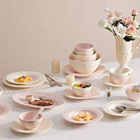 Ensemble de vaisselle en céramique de grande valeur sous-glaçure Relief fraise crème Style bol et assiette cadeau de pendaison de crémaillère