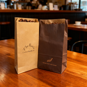 Sacs en papier kraft écologiques recyclables blancs et bruns, adaptés aux aliments, avec logo personnalisé, poignée, laminage mat et gaufrage, faible MOQ - Product Image 1