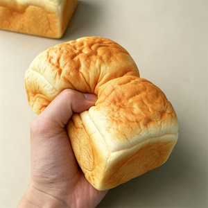 ขนมปังนม PU แบบยืดหยุ่นช้า รุ่น Soft Cloud Touch Loaf เนื้อนุ่มเหมือนขนมปังอบสีทอง ของตกแต่งโต๊ะทำงาน ของเล่นถ่ายรูปอาหารเบเกอรี่ - Product Image 2