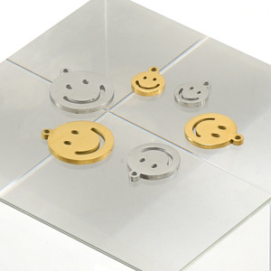 Charme visage souriant en acier inoxydable PVD 18K en argent ou en or |   Breloque Emoji Ludique pour la Création de Bijoux DIY |   Hypoallergénique et résistant à l'eau - Product Image 6