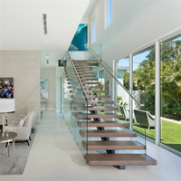 Escalier en bois résidentiel avec poutre centrale en acier et finition satinée, design moderne