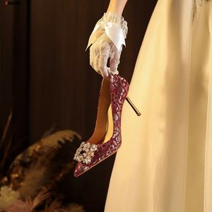 Escarpins élégants Moncheer pour femme en cuir PU marron à motif floral, talon aiguille confortable de 3 cm, bout pointu, boucle dorée, pour le bureau et les occasions habillées - Product Image 4