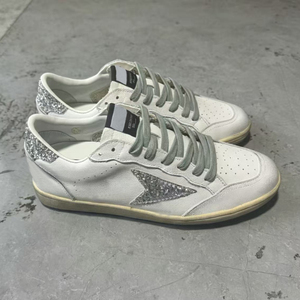 Zapatillas Deportivas de Diseño en Cuero Genuino, Estilo Vintage, con Parches de Estrellas Brillantes, con Cordones, para Caminar y Skateboard - Product Image 1