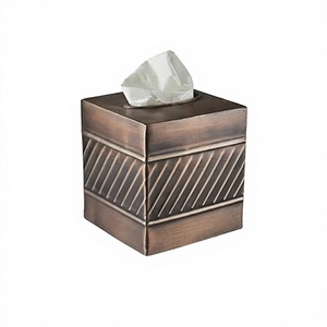 Boîte à mouchoirs artisanale distributeur de couverture carrée accessoires de commode en métal gaufré pour bureau salle de bain décor finition cuivre Antique - Product Image 1