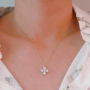 Collar con Colgante de Cruz Pequeña Radiante y Brillante - Product Image 4