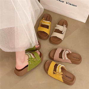 รองเท้าแตะผู้หญิงแบบสวมพื้นหนา รุ่นใหม่ประจำฤดูร้อนปี 2026 จากโรงงานโดยตรง ประดับมุกและผีเสื้อ สไตล์ฝรั่งเศสสุดหรู - Product Image 1