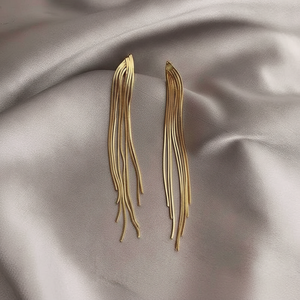 All'ingrosso Trending moda Huggie orecchini stile coreano con fiocco incrociato lega oro elegante e vendita calda per le ragazze - Product Image 2