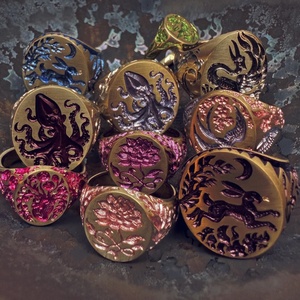 Anillo de Esmalte Chapado en Oro de 18K de Alta Calidad, Joyería Personalizada a Prueba de Agua, Diseño de Abeja de Miel Antiguo, para Hombres y Mujeres - Product Image 1