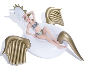 Fabriek Milieuvriendelijk Pvc Opblaasbare Pegasus Zwembad Float Met Gouden Vleugels