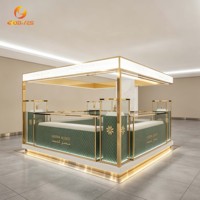Vitrine de luxe carrée en cuir matelassé pour bijouterie, avec cadre doré et éclairage d'ambiance LED pour stand de bijouterie en centre commercial