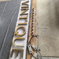 Lettres rétroéclairées vintage en laiton brossé à taux de réachat élevé avec plaque PC + film blanc, adaptées à toutes les signalisations