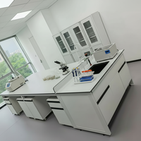 Mesa de Laboratorio Central COSMOLab Tipo C de Acero y Madera con Superficie de Resina Epoxi para Uso Farmacéutico, Escolar y Hospitalario (Venta al Por Mayor)