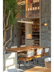 Ensemble de tables et chaises en bois modernes pour hôtel, mobilier commercial, design industriel, intérieur aux tons chauds - Product Image 5