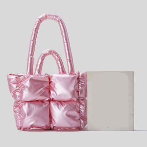 <span class=keywords><strong>Bolsos</strong></span> <span class=keywords><strong>de</strong></span> Mano Acolchados <span class=keywords><strong>de</strong></span> Nailon Suave <span class=keywords><strong>de</strong></span> Moda <span class=keywords><strong>de</strong></span> Lujo para Mujer con Logotipo Personalizado, <span class=keywords><strong>Bolsos</strong></span> <span class=keywords><strong>de</strong></span> Hombro Acolchados para Invierno - Product Image 3