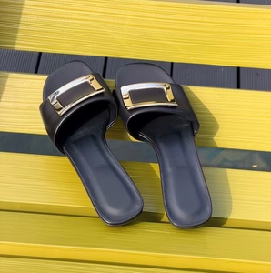Sandales plates noires en cuir pour femmes avec boucle métallique dorée, à enfiler, décontractées pour l'été, la plage et les loisirs - Product Image 3