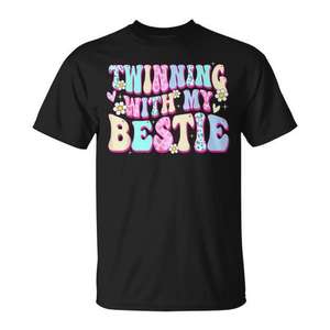 Camiseta a juego para niñas con la frase 'Twinning With My Bestie Spirit Week' - Product Image 1