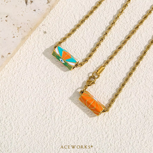 Collier tube Amour |   Chaîne en acier inoxydable plaqué or 18 carats PVD avec pendentif hexagonal en émail |   Œil protecteur soleil éclatant AMOUR <span class=keywords><strong>LOVE</strong></span> - Product Image 4