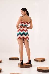 Ensemble coordonné femme élégant en organza rouge avec haut imprimé et jupe, tenue deux pièces stylée avec superpositions élégantes, look tendance - Product Image 2