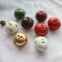 Vente en gros Petite boule de clochette colorée de Noël avec décorations de clochettes en métal au design 5 étoiles