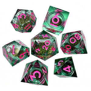 Dados DND de núcleo líquido transparente verde claro con escamas doradas y fuente rosa intenso para vendedores de tiendas de pasatiempos en línea - Product Image 1