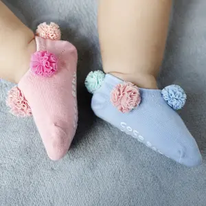 ถุงเท้าข้อเท้าลูกบอลดอกไม้พู่ปอมปอมเด็กสีขาวสีชมพู