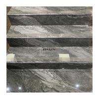 Carreaux d'escalier en porcelaine imitation brique moderne avec finition polie effet marbre, antidérapants et antibactériens pour usage intérieur
