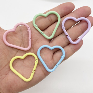 Mosquetón <span class=keywords><strong>de</strong></span> aleación <span class=keywords><strong>de</strong></span> zinc colorido con cierre <span class=keywords><strong>de</strong></span> resorte <span class=keywords><strong>de</strong></span> corazón grande, accesorio DIY para llavero, anillo abierto, colgante para bolso - Product Image 1