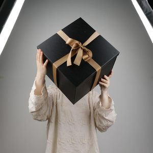 Caja de Regalo Cuadrada de Cartón Grande Personalizable con Relieve, 12x12x10 Pulgadas, Impresión a Cuatro Colores, Estampado en Caliente UV, Cinta <span class=keywords><strong>para</strong></span> <span class=keywords><strong>Cumpleaños</strong></span> - Product Image 4