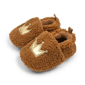 Commerci all'ingrosso 0-18 mesi scarpe calde in pile per bambini con motivo a corona interna in cotone scarpe da bambino per neonati