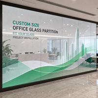 Écran LED transparent sur mesure pour affichage publicitaire sur cloison vitrée de hall d'entreprise