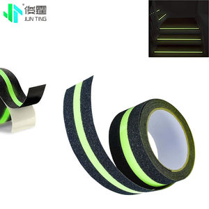 Junting <span class=keywords><strong>Bande</strong></span> de passerelle auto-adhésive noire Ruban lumineux <span class=keywords><strong>Bande</strong></span> antidérapante givrée lumineuse <span class=keywords><strong>Mat</strong></span>ériau PET réfléchissant photoluminescent - Product Image 1