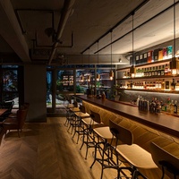 Étagère à vin en bois massif moderne en métal royal, écologique, éclairage suspendu, présentoir à liqueur multi-niveaux, mobilier de bar de luxe