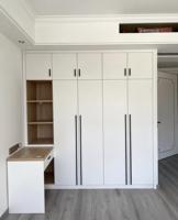 Armoire blanche avec tiroirs et étagère ouverte, placard moderne minimaliste avec poignées pour chambre à coucher