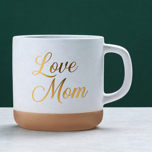 Mug en céramique blanc moucheté avec inscription dorée « Maman, je t'aime », fond beige, cadeau pour la fête des mères, cadeau familial personnalisé - Product Image 6