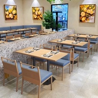 Ensemble table et chaises rondes en bois massif pour restaurant occidental commercial, idéal pour les groupes et les zones de conversation, parfait pour les collations.