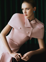 Robe de soirée plissée rose de haute qualité avec jupe ample et cape, style cintré à la taille