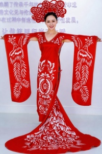 Robe en polyester Haute Couture Jianyunchang |   Design de Qipao chinois rouge |   Motif floral du patrimoine culturel immatériel chinois | - Product Image 4