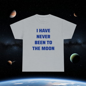 T-shirt "Non ho mai visto la Luna" - Maglietta divertente e sarcastica con meme spaziale, regalo per astronauti, idea regalo scherzosa - Product Image 3