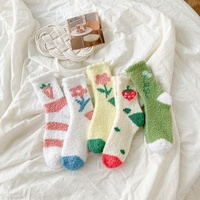 Chaussettes douillettes en polaire corail à motif floral pour femme, idéales pour l'hiver, la maison, la maternité et le sommeil