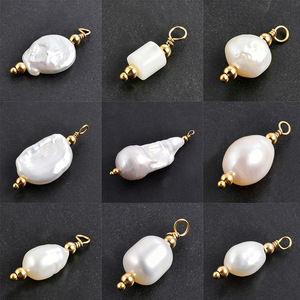Colgantes de perlas naturales de agua dulce con tapas chapadas en oro para la fabricación de collares, pulseras y joyería DIY. - Product Image 1