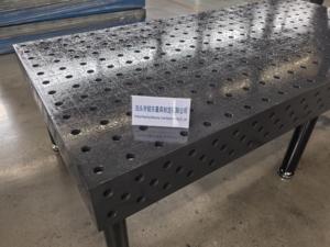 Nouvelle plateforme de soudage en fonte avec traitement de surface en acier nitrué, taille des ouvertures de 16 mm et 28 mm, table de soudage fabriquée en Chine - Product Image 1