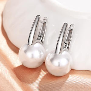 Pendientes de Perlas Akoya en Oro Blanco E2537, Engaste de Oro de 18K, Forma Redonda, Perla Cultivada AAA, Estilo Clásico para Mujer - Product Image 4