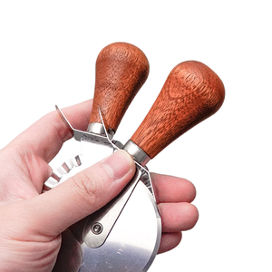 ชุดเครื่องตัดพิซซ่าครบชุดพร้อมด้ามจับไม้และล้อสแตนเลสสำหรับตัดพิซซ่า ขนมอบ เค้ก ขนมปัง - Product Image 1