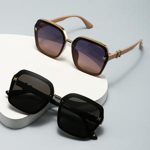 แว่นกันแดดผู้หญิง Hl กรอบสีดำ ขาแว่นสีแดง ป้องกันรังสียูวี 400 เลนส์พีซีทรงสี่เหลี่ยม รุ่น 3 รุ่น YC9114 - Product Image 5