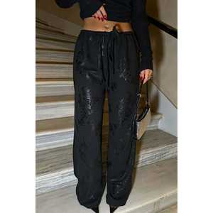 Sweat-shirt et pantalon de survêtement noirs pour femmes Emily, confortables et élégants - Product Image 2