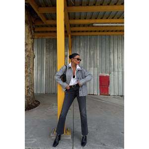 Chaqueta Gris Cruzada para Mujer con Detalle de Bolsillo Único - Product Image 1