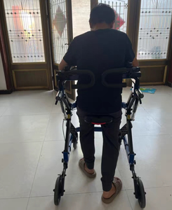 Gt03 Verstelbare Opvouwbare Staande Loop Gang <span class=keywords><strong>Trainer</strong></span> Voor De Beroerte Hemiplegische Dwarslaesie Hersenverlamming Gehandicapte Volwassen Ouderen - Product Image 1