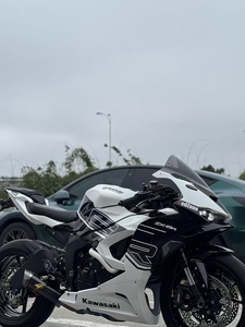<span class=keywords><strong>Kawasaki</strong></span> Ninja ZX-6R - Superbike de 650cc con Motor de <span class=keywords><strong>Cuatro</strong></span> Cilindros en Línea, Enfocada en la Pista - Product Image 2