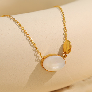 Collar ovalado de nácar con cadena de oro y engaste de bisel para uso diario - Product Image 1