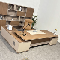 Scrivania Direzionale di Lusso in Pelle, Durevole ed Ecologica, con Prese di Corrente Integrate per CEO, Professionale e di Alta Gamma